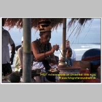 14537 Aschezeremonie am Strand Bali 1986 4.jpg
